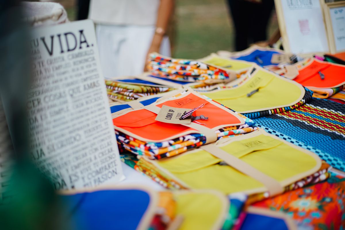 Puesto de artesanías en feria