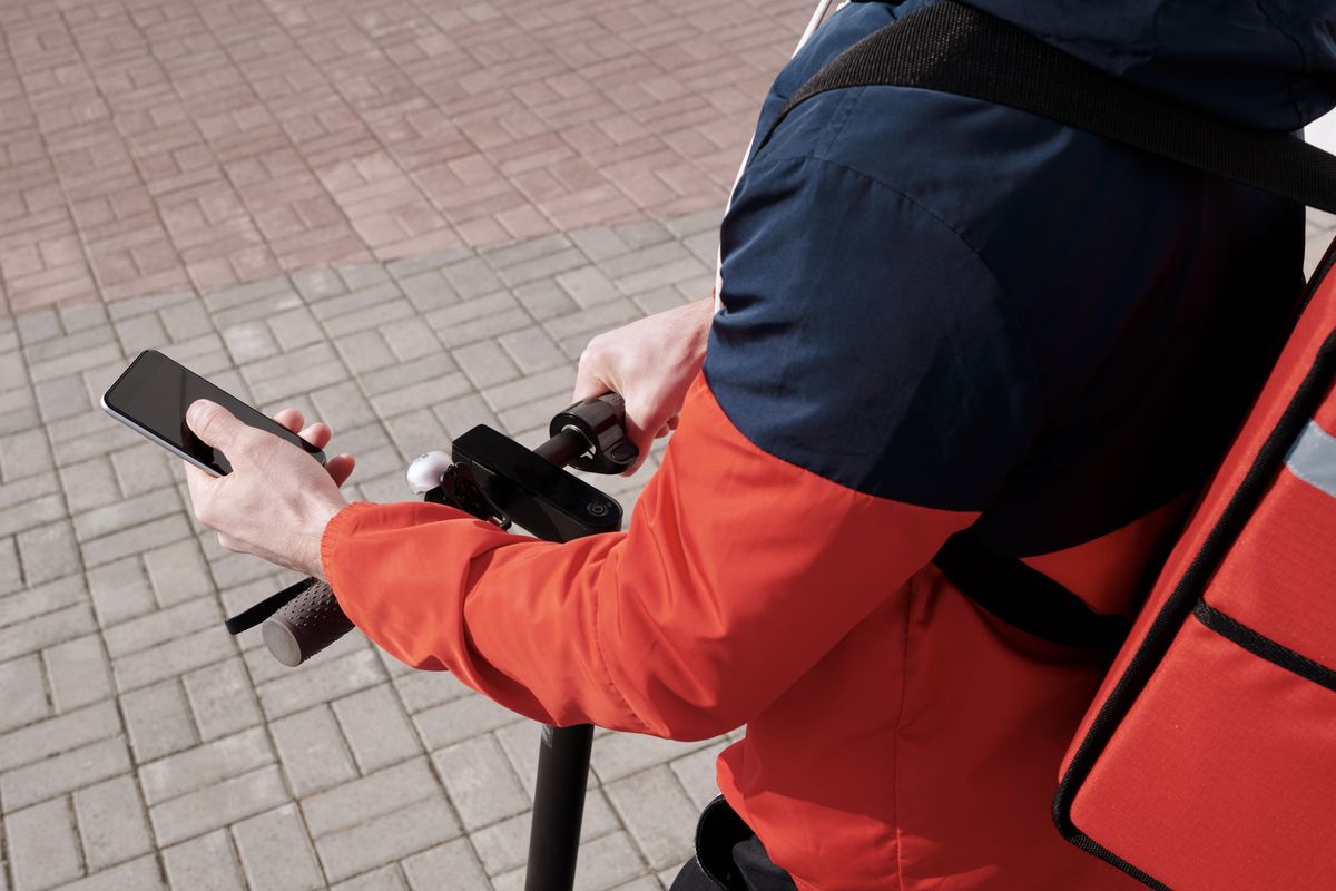 Repartidor de delivery en moto
