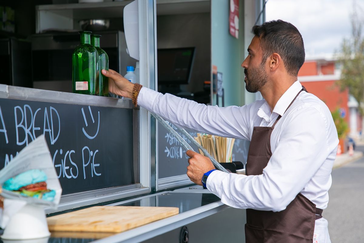 Emprendedor atendiendo su negocio móvil