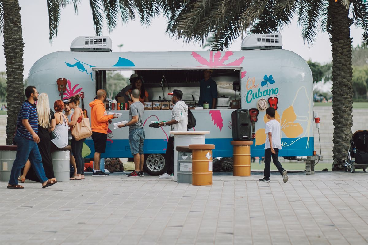 Gente reunida alrededor de un food truck
