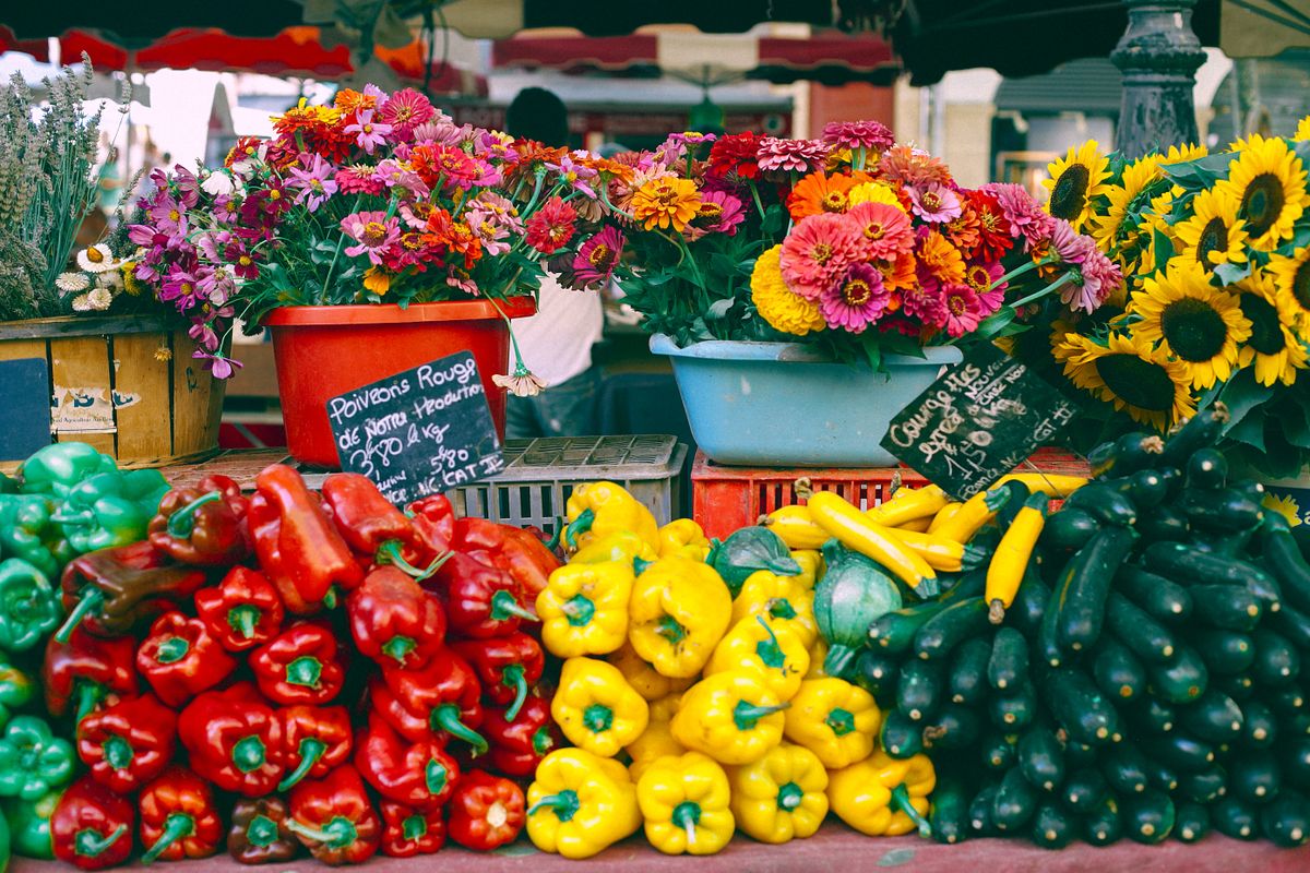 Puesto de verduras en mercado